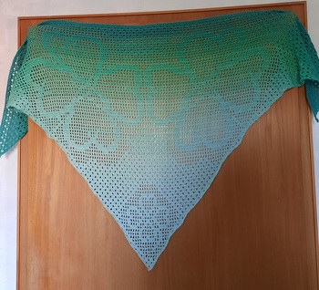 Habe in der Spitze noch ein Kleeblatt ergänzt, mit grünem Verlaufsbobbel gehäkelt