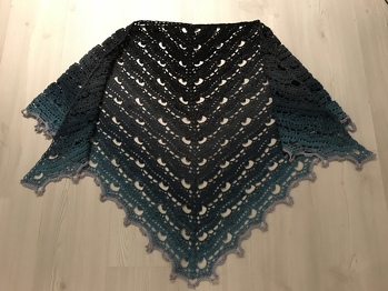 Das Tuch ist sehr gut für Anfänger geeignet, die Häkelschrift ein Traum und leicht verständlich.