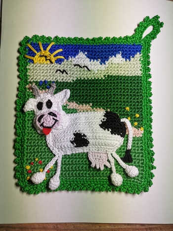 Ich habe noch eine Sonne hinzugefügt und mit Mausezähnchen umhäkelt. Die Kuh ist etwas größer geworden, obwohl ich mich an das Zählmuster gehalten habe. Und ich wollte sie etwas lustiger aussehen lassen, daher kleine Veränderungen im Gesicht.
Die Idee ist sehr schön.