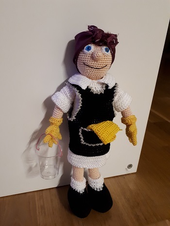 fast wäre Lucile nicht fertig geworden, aber Dank der schnellen Hilfe von Lena kann ich sie euch nun zeigen. Ich hatte viel Spaß beim Häkeln. Dankeschön für diese tolle Idee.
Etwas bei der Maschenangabe improvisiert,da ich mit Nd 1,75 und Diana-Häkelgarn gearbeitet habe.
Die Hände sind von der AL Puppe Sportler Jonas, sonst hätte sie Riesenhände gehabt. Der Wischeimer ist ein 2cl-Schnaps-Plaste-Becher,der Henkel eine Büroklammer. Das Putz-Outfit ist in den Farben unseres Hotell-Housekeepings nachempfunden.
Alles angehäkelt, nix geklebt. Sie misst ca 27 cm. Einen Wischmopp bekommt sie auch noch, dann kann Lucile loslegen.