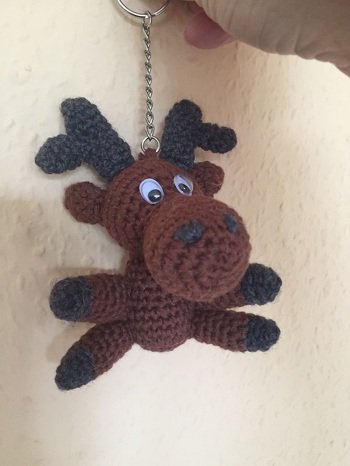 Für's erste Mal bin ich ganz zufrieden. Als Geschenk ist der kleine Kerl super angekommen.
Die Anleitung war für mich einfach nachzuhäkeln. kleinerMond80 hat das (nach meinem Dafürhalten) gut erklärt. Auch dir Bebilderung ist sehr hilfreich!!!
Danke an kleinerMond80