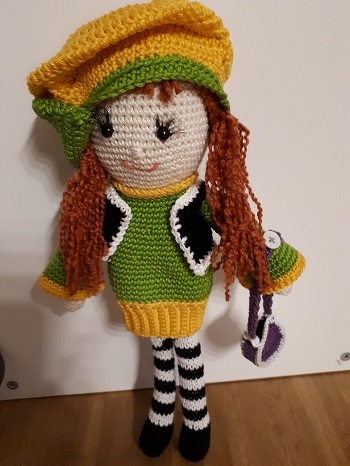 Hier mein 1. Versuch von Lola-Happiness. Bin noch nicht ganz zufrieden, der eine oder andere Fehler hat sich eingeschlichen, statt hStb hab ich Stb gehäkelt, dadurch passt die Mütze nicht richtig. Na ja.
Danke für die Anleitung. Hat sehr großen Spaß gemacht.
Meine Lola hat sich die Tasche von einer anderen Püppi ausgeliehen, und Schuhe bekommt sie noch.