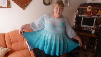 Hallo und guten Tag,
jippie, ich hab die Tunika fertig!! Sie gefällt mir soooooo gut, dass ich dabei bin, mit lila Verlaufsgarn eine zweite Tunika zu häkeln. Vor allen Dingen trägt das Teil trotz seiner vielen Falten nicht auf, was bei mir (48 - 50) tragisch wäre.
Dankeschön für die tolle und doch einfache Anleitung.
Liebe Grüße an alle sendet Sonja Schmitz