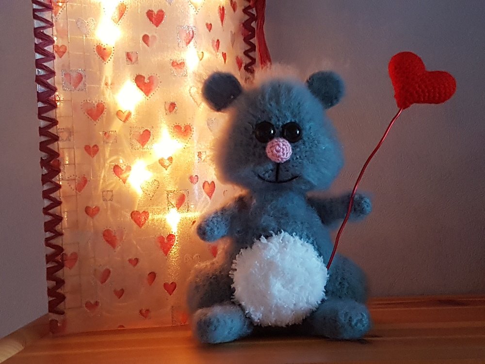 Teddy Bär Valentin mit Herz für Verliebte zu Valentinstag Geburtstag