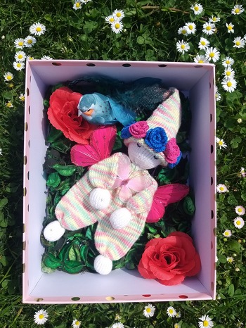 3D Blüten kostenlos auf crazypattern.
Material Rainbow lace für die Blüten.
Fürs Püppchen Rainbow cotton 8/4
Die Anleitung ließ sich sehr einfach nacharbeiten.