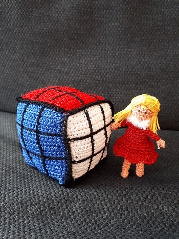 hier zusammen mit Minipüppi (Selbstkreation). Hab im i-net diese Miniatur-Häkelpuppen gesehen und probiert.