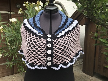 Verwendetes Material: Supersoft Linie 107 von ONline Wolle. Die Schneiderpuppe hat Größe 44/46. Sehr gute Anleitung, daher sehr einfach und rasch nachzuarbeiten.