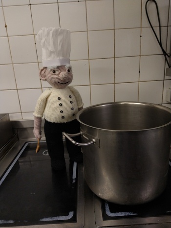 Ich habe nach einem Geschenk für mein Chef zum 30. Geburtstag gesucht,fand ihn als Opa zu häkeln eine lustige Idee. Die Anleitung ist toll,hat alles super geklappt habe nur noch ein paar Dekosteine in die Beine getan,so steht er einwandfrei. Und was anderes angezogen... vielen lieben Dank für die tolle Anleitung.