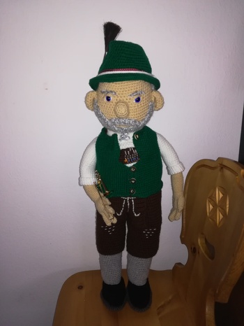 Dieser Opa stellt ein Mitglied einer Oberbayischen Blaskapelle dar