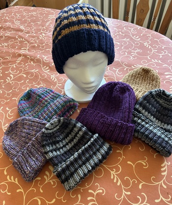 Ich stricke für Seemänner. Es sollen insgesamt 1000 Mützen gestrickt werden die 2027 in Weihnachtsbeuteln verschenkt werden. Es sind schon viele Strickliesel in Deutschland die sich daran beteiligen.