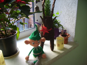 Der Wichtel hat es sich in meinem Blumenfenster bequem gemacht.
Sehr schöne Anleitung, danke