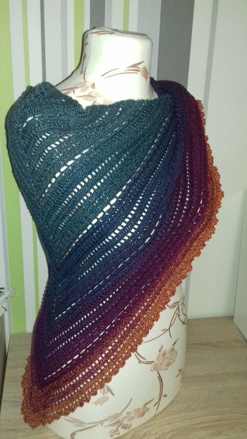 Sehr schönes Tuch, die verständliche Anleitung ist gut umzusetzen. Hier mein fertiges Tuch:
Aus 1000 llm 