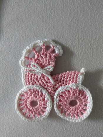 wirklich super niedliche Anleitung. Lies sich sehr gut umsetzten und war wirklich übersichtlich. Beim Verdeck war es etwas knifflig, aber mit Geduld und Spucke geht alles ;)
Ich habe die letzte Reihe  immer in weiß gehäkelt um so einen Kontrast zu bekommen, was mir sehr gut gefällt.
Werde diesen niedlichen Wagen sicherlich nochmal häkeln um ihn z.B für eine Glückwunschkarte zu verwenden.
Danke für diese tolle Anleitung !