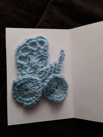 Musste die Anzahl der Maschen des Unterteils reduzieren, da es sonst nicht in die Karte gepasst hätte. Anstonsten ganz ok, beim 