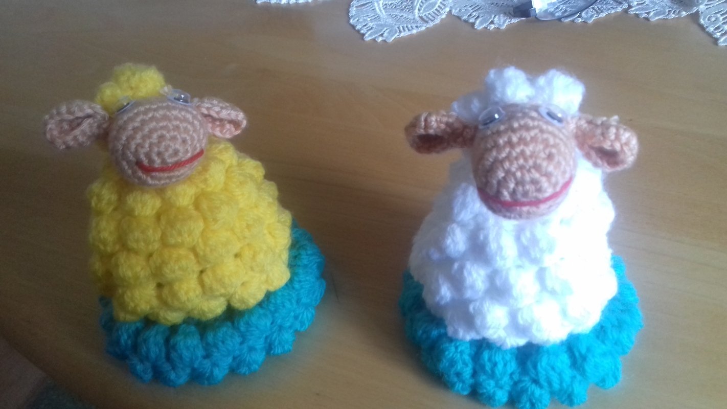 Schafe mit Wiese Tischdeko oder Eierwärmer zu Ostern und Frühlingsdeko