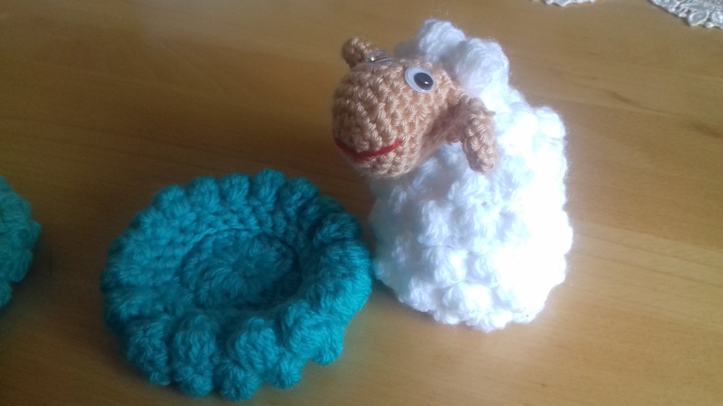 Schafe mit Wiese Tischdeko oder Eierwärmer zu Ostern und Frühlingsdeko