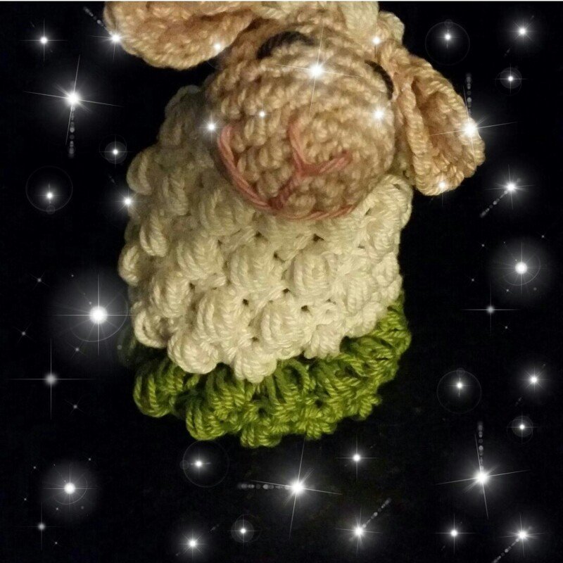 Schafe mit Wiese Tischdeko oder Eierwärmer zu Ostern und Frühlingsdeko