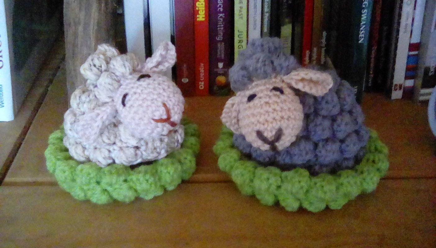 Schafe mit Wiese Tischdeko oder Eierwärmer zu Ostern und Frühlingsdeko