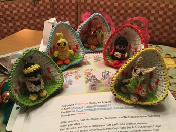 Ich hab mir die Anleitung gekauft und gleich losgelegt. Leider sind meine Werke nicht so schön geworden. Ich habe das erste Ei mit dem Häschen in Catania gefertigt. Das ist ein bisschen größer und stabiler geworden. Die anderen hab ich dann in einem leichteren Baumwollgarn gefertigt. Sie sind nicht ganz so form stabil, dafür etwas leichter für den Osterstrauß.