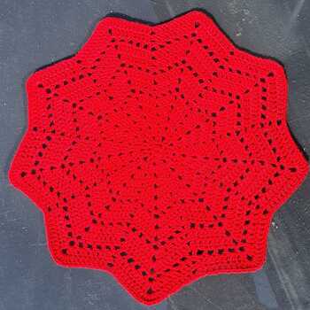 Sehr schöne Anleitung, nach 2-3 Starschwierigkeiten (meine Wenigkeit und Zahlen!) lässt sich das Deckchen wunderbar im Automatismus häkeln. Wird in Serie gehen, eine Freundin hat direkt 2 für ihre Beistelltische bestellt!