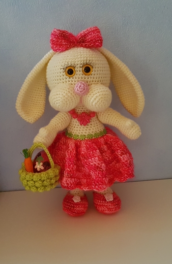 Ich habe es geschafft. Hasenmädchen ist fertig.   Rosalie hat sich besonders fein gemacht für ihren Hasenjungen. :-)
Das dauert eben.