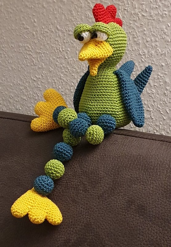 Häkelanleitung für einen „stolzen Gockel“, Kantenhocker