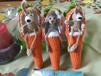 Die Anleitung ist echt sehr gut geschrieben. Ich habe beim 2. Hasen nur die Öffnung etwas größer gearbeitet, weil der 1. Hase in seiner Karotte den Kopf und die Ohren einziehen muss.... für das Schäfchen reicht je Öffnung aus... beide sind schon bewundert worden, weil es was ganz anderes ist... mir gefallen sie sehr!