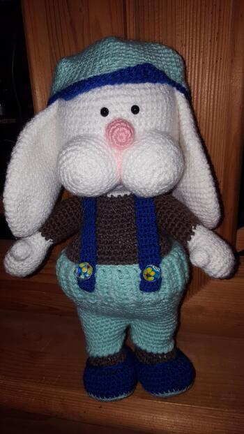 In Ermangelung von Lederresten habe ich die Hosenträger gehäkelt.