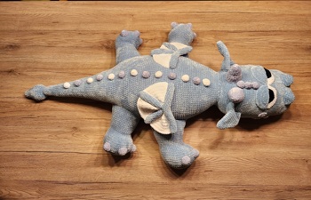 Hallihallo, ich hab den Drachen mit Chenillewolle jetzt endlich fertig ;-)  Ich hab mit HImalaya Velvet gehäkelt  und 9 Knäuel in mint benötigt. Weiß und grau ca. maximal 0,5 Knäuel. Gesamtlänge liegt bei 1,10 m :-)