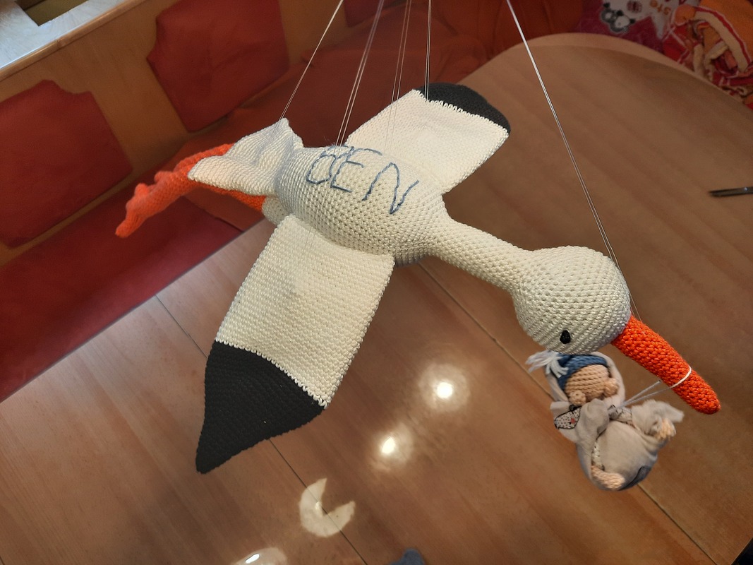 Storch mit Baby im Körbchen- Häkelanleitung Amigurumi von Wolldiamant