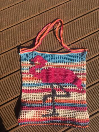 Auf Basis des Herzbeutels, den ich schon mehrfach gehäkelt habe, habe ich diesmal ein eigenes Motiv entwickelt.
Jetzt weiss ich auch, warum niemand ausser mir Filethäkelei mit einem bunten Motiv macht.
Habe bei den vielen Farbwechseln sehr geflucht und beim Fäden vernähen noch mehr.
Meine Freundin hat sich aber sehr über ihr Geschenk gefreut.