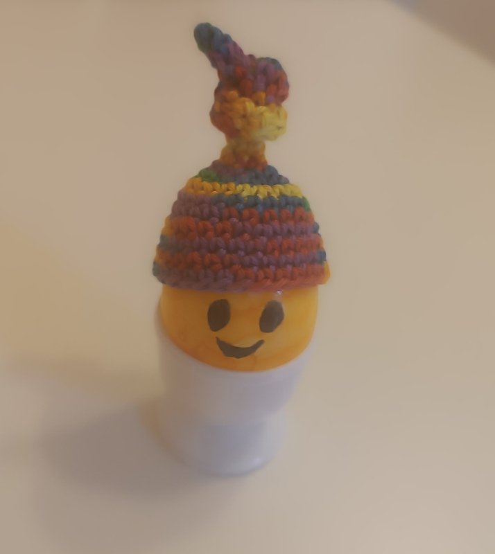 Crochet pattern: egg cosy with knot