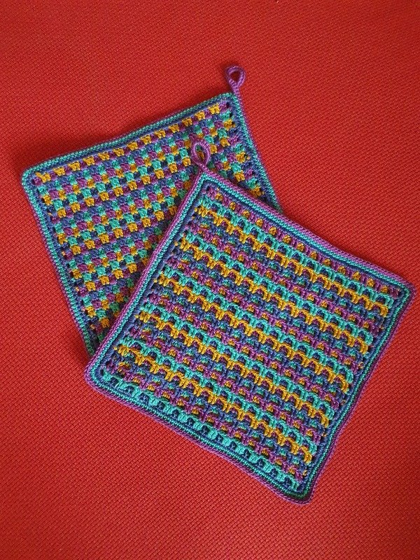 gehäkelte bunte Topflappen