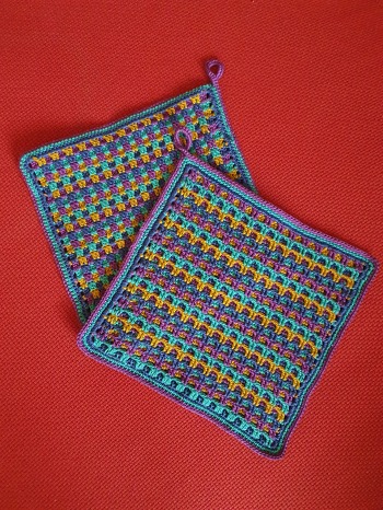 Super Anleitung und hat riesig Spaß gemacht. Habe schon die ganze Zeit nach einer Anleitung für dickere Topflappen gesucht, die man nicht zusammen häkeln muss. Für die Topflappen habe ich 4 Farben verwendet. DANKESCHÖN  😊