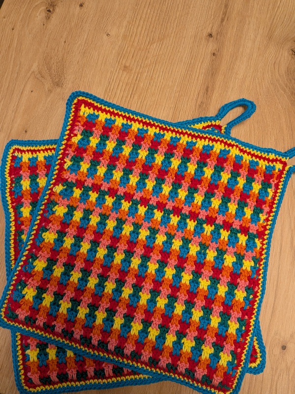 gehäkelte bunte Topflappen