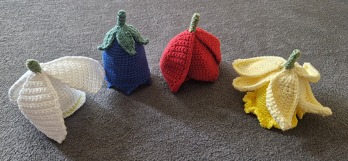 Ich fand die Anleitungen gut verständlich. Das Zusammennähen war recht friemelig aber ich bin mit den Ergebnissen zufrieden und sie kamen als Geschenk sehr gut an.
