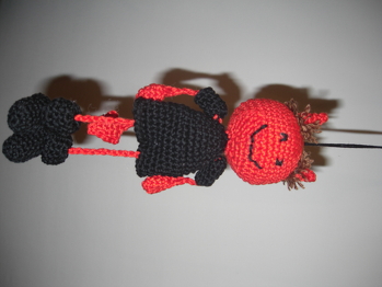 weil mein Mann sich einen kleinen Teufel gewünscht hat, hab ich die Schutzengel-Jungs mal etwas abgewandelt und statt mit Flügel und Mützchen, mit Hörnchen und Teufelsschwänzchen versehen