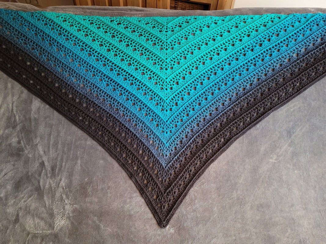 "In'finito 3.0" gehäkeltes Dreieckstuch / Endlostuch / Stola