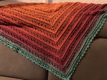 Tolle Anleitung, obwohl mein Tuch mit 1000 lm Wolle leider deutlich kleiner wurde als in der Anleitung beschrieben. Als Schal reicht es, aber die anderen Tragevarianten sind leider nicht möglich 😕