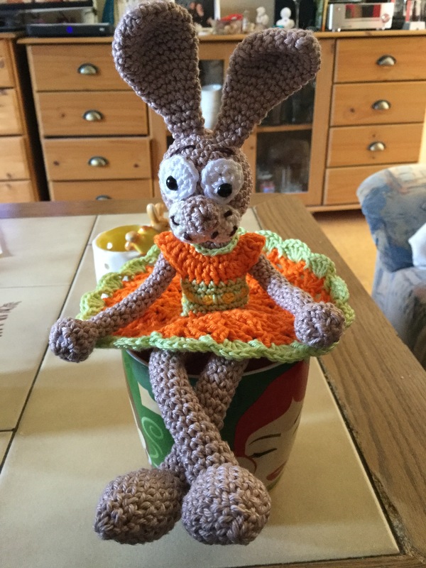 Fingerpuppe Frau Osterhase - Häkelanleitung