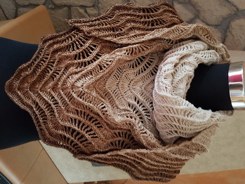 Die Anleitung ist gut und richtig. Man muss sich reinlesen, aber das ist bei fast jedem Designer so, da alle ihren eigenen Stil haben. Bin total happy und kann es jedem nur empfehlen.