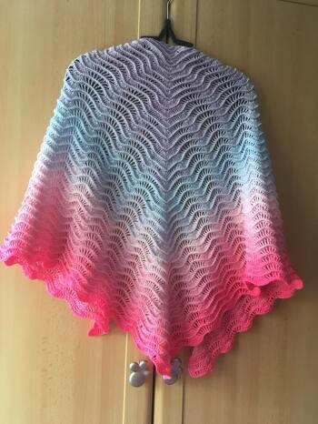 Ich hatte keinerlei Probleme mit der Anleitung. Wenn ich etwas ribbeln musste, lag es ausschließlich an Fehlern von mir