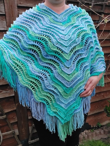 Wieder ein Poncho nach diesem genialen Häkelmuster. 