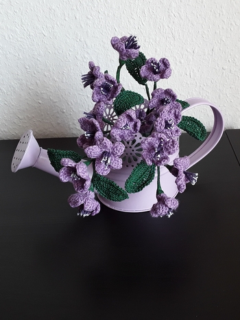 Da die Beschreibung der  Anleitung  sehr gut ist ,war die Umsetzung sehr einfach. Ich habe dunkleres Garn gewählt damit es zur Dekokanne passt.