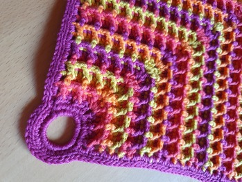 Vielen Dank für die super Anleitung. Hat riesig Spaß gemacht. Klasse finde ich die Idee mit der beginnenden und sofort eingearbeiteten Schlaufe. Kannte ich noch nicht. Auch sind die Topflapoen durch das Waffelmuster schön griffig , Lieben Gruß von Kerstin 😊 😊 😊