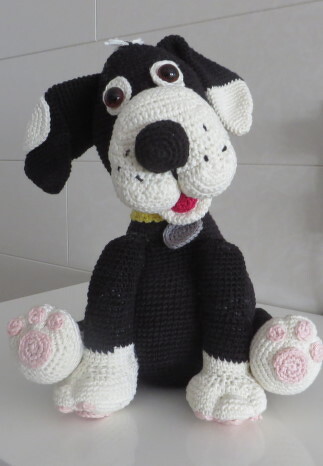 Die Anleitung ist wirklich gut geschrieben. Eine Bekannte wollte einen schwarzen Hund. So habe ich ihn verändert.