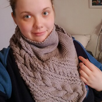 Ich hab gestern meinen Cozy Winter fertig bekommen ♥️ er ist definitiv auch für Anfänger wie mich geeignet, die keine Angst vor Herausforderungen haben. Meinen nächsten würde ich aber vielleicht mit einer NS größer stricken, ich arbeite einfach zu feste :D