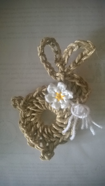 Ich habe den Artländer Jutehasen sofort ausprobiert. Allerdings habe ich Packkordel Naturfaser und eine Häkelnadel 6mm verwendet. Es hat super funktioniert. Durch die Stärke und Festigkeit des Materials brauche ich dIe fertige Figur nicht zu stärken. Das ist eine sehr schöne Idee zu Ostern.