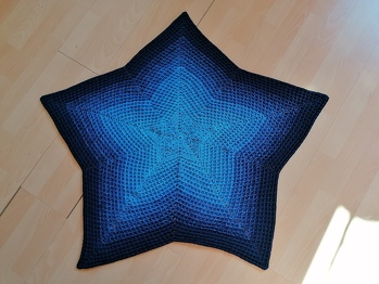 Aus einem 4 fädigen Bobbel mit 1500Lm. Größe des Sternchens ca. 90cm.