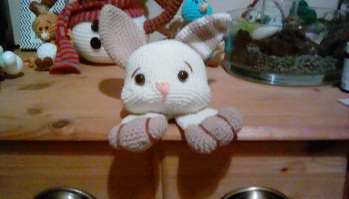 Eine erste deko für' s Bonbon Glas ist fertig....
Und Tränen haben wir auch gelacht... Meine Nachbarin war mit ihrem Enkel zu Besuch, der kleine schaut gerne bei mir im Zimmer was es neues gibt.... Ganze 10 min war er damit beschäftigt die Schublade unter dem Hasen immer wieder  auf zu machen.... Irgendwann kam dann die Frage: Wo ist denn der Po????
Die Anleitung ist super geschrieben, Danke dafür.